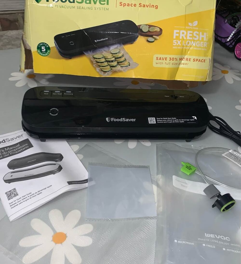 FoodSaver Vacuum Sealing System (with bags)